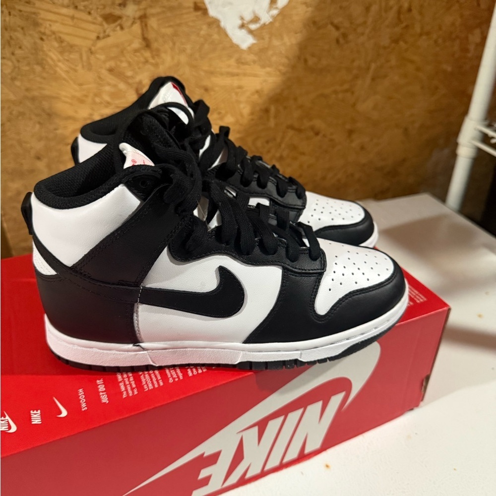 Nike Women’s Dunks - Picture 3 of 6